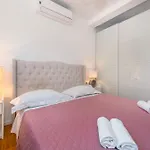 Mia *